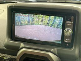【バックカメラ】駐車時に後方がリアルタイム映像で確認できます。大型商業施設や立体駐車場での駐車時や、夜間のバック時に大活躍！運転スキルに関わらず、今や必須となった装備のひとつです！