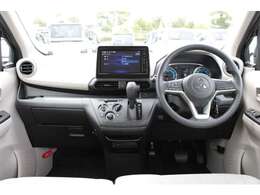 インパネシフトですので、運転席足元もゆったり、広々快適です♪助手席へのウォークスルーも楽々可能！