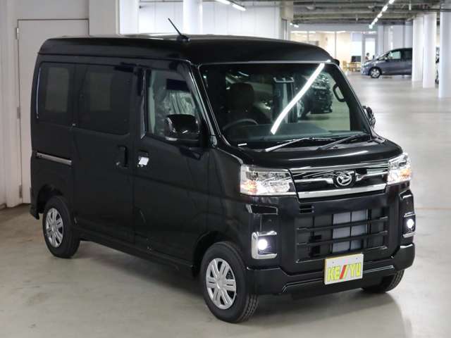 雨が降ってもゆったりと車選びができる全天候型立体展示場！エスカレーター完備！