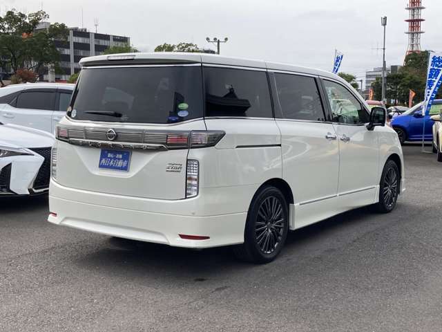 【原川鈑金塗装工場】西日本最大級の自社運営の鈑金塗装工場を完備しております。熟練の技術者が多数在籍し、一般修理や事故修理にも専門のスタッフがしっかり対応しますので安心です。