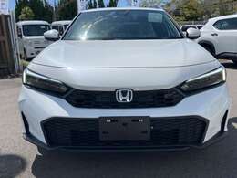 【ホンダカーズ鈴鹿 玉垣店】です。開放感溢れるショールームに数多くの取扱い車種が並んでおります。天候を気にせずじっくりご覧いただけます。