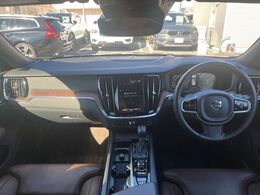 皆様大好評のV60が入荷致しました！360°カメラやシートベンチレーションなどドライブが楽しくなる機能が盛りだくさんです♪プレミアムサウンドなどで演出されるリラックス空間、スタッフおすすめの一台です！
