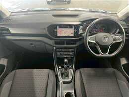 【アイポイント】見渡しの良い視界を確保しています。長距離のドライブでも疲れにくく快適に運転できます。