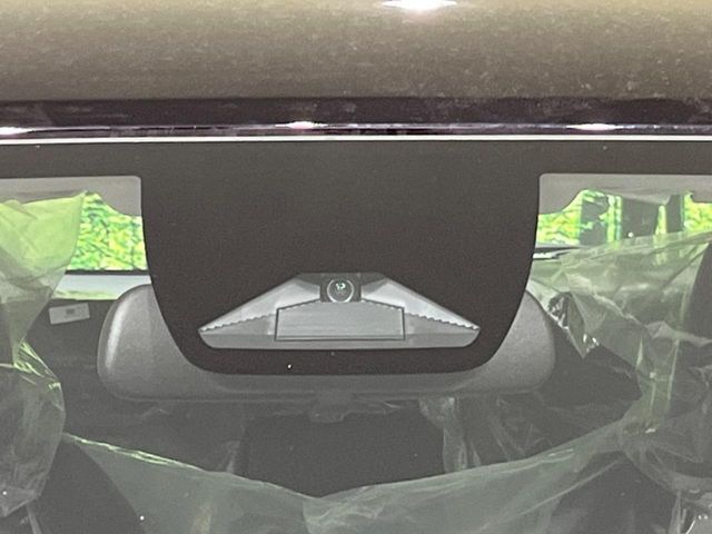 【ホンダセンシング】走行中に前方の車両等を認識し、衝突しそうな時は警報とブレーキで衝突回避と被害軽減をアシスト。より安全にドライブをお楽しみいただけます。