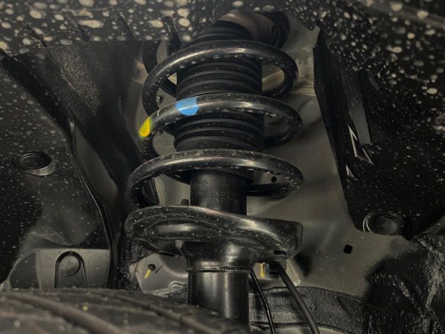 お車を安心してお乗りいただく為には、足回りの定期点検が欠かせません。サービスサポート（有償保証）では無料点検もご提供しており、安心のカーライフをお過ごしいただけるサポート体制が整っています。
