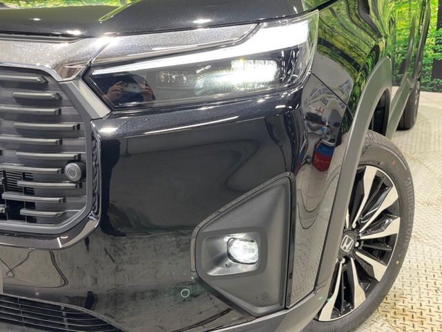 【LEDヘッドライト】悪天候や夜間走行時も良好な視界を確保し安心して運転できる高輝度LEDヘッドライトを装備！点灯速度が早く、消費電力も抑えられています。