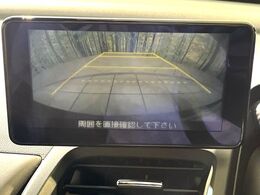【バックカメラ】駐車時に後方がリアルタイム映像で確認できます。大型商業施設や立体駐車場での駐車時や、夜間のバック時に大活躍！運転スキルに関わらず、今や必須となった装備のひとつです！