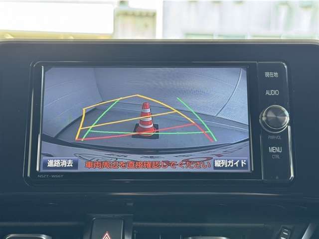 バックモニター付きです。車の後方に小型カメラが付いており、バックする際の後方の様子をモニター上に表示します。