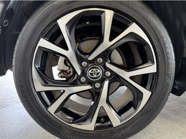 「トヨタ純正アルミホイール」を装着！純正なので車のデザインともマッチしています。高級感やスポーティーさを際立たせてくれます。