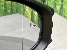 【ブラインドスポットモニター】走行中、ドアミラーの死角になりやすい箇所に後続車が接近するとサイドミラーのレンズに警告を表示！ドライバーに注意喚起をしてくれます。