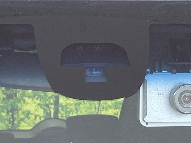 【シティブレーキアクティブシステム】低速走行中に前方の車両等を認識し、衝突しそうな時は警報とブレーキで衝突回避と被害軽減をアシスト。より安全にドライブをお楽しみいただけます。