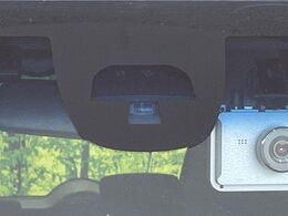 【シティブレーキアクティブシステム】低速走行中に前方の車両等を認識し、衝突しそうな時は警報とブレーキで衝突回避と被害軽減をアシスト。より安全にドライブをお楽しみいただけます。