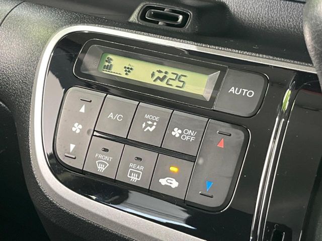 【オートエアコン】一度お好みの温度に設定すれば、車内の温度を検知し風量や温度を自動で調整。暑い…寒い…と何度もスイッチ操作をする必要はありません。快適な車内空間には必須の機能ですね♪