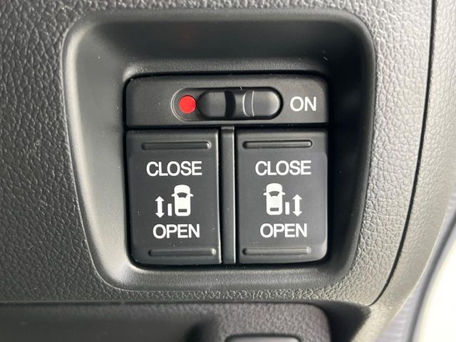 【両側パワースライドドア】スマートキーや運転席のスイッチで後席両側スライドドアの開閉が可能♪電動だから力を入れてドアを開ける必要が無く、小さなお子様でも簡単に開け閉めでき快適です♪