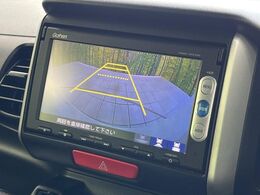 【バックカメラ】駐車時に後方がリアルタイム映像で確認できます。大型商業施設や立体駐車場での駐車時や、夜間のバック時に大活躍！運転スキルに関わらず、今や必須となった装備のひとつです！