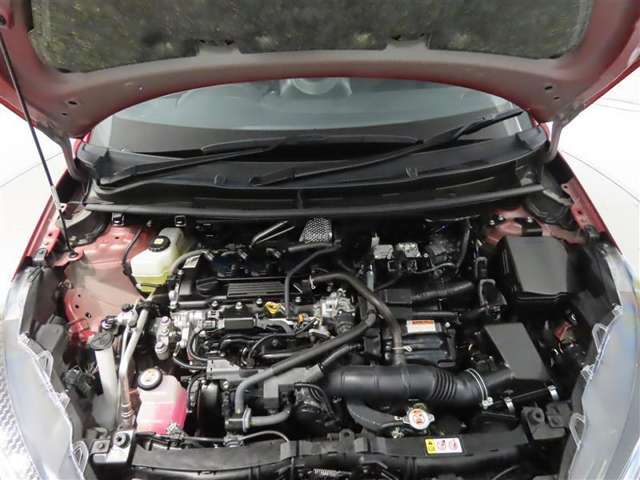 車にとって、とても大切な部分のエンジンルーム。綺麗に清掃済みで安心です。
