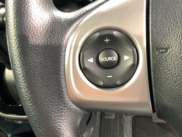 ステアリングにオーディオ操作スイッチが付いています。オーディオ画面に直接タッチしなくても操作が出来ますので、運転に集中できます。
