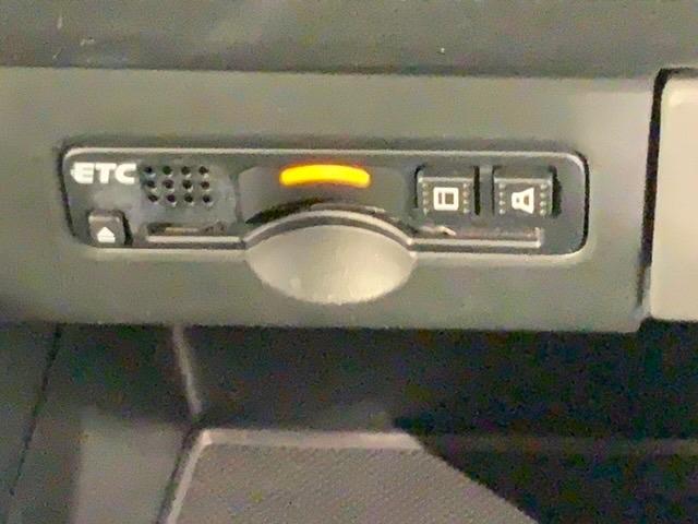 いまや快適なカーライフに欠かせないETCが付いています。