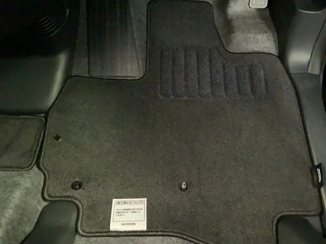 新品の純正フロアマット付きです。ドライブの際に気分良く乗って頂けます。