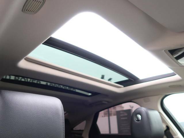 【ツインサンルーフ】車内に気持ちいい自然光が差し込み、頭上に広がる風景をお楽しみいただけます。快適な車内温度を維持し日差しから乗員とインテリアを守るダークカラーのガラス。電動ブラインド付き！