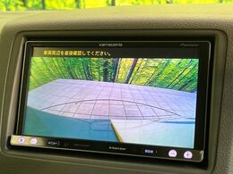 【バックカメラ】駐車時に後方がリアルタイム映像で確認できます。大型商業施設や立体駐車場での駐車時や、夜間のバック時に大活躍！運転スキルに関わらず、今や必須となった装備のひとつです！