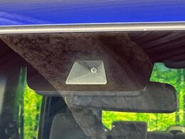 【ホンダセンシング】走行中に前方の車両等を認識し、衝突しそうな時は警報とブレーキで衝突回避と被害軽減をアシスト。より安全にドライブをお楽しみいただけます。