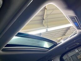 【サンルーフ】開放感たっぷりの希少装備、サンルーフが装着されています！車内に明かりを取り入れたり景色を楽しむ以外にも、車内の空気も簡単に換気できて快適です！