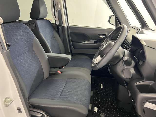 運転席も広くゆとりのある室内です