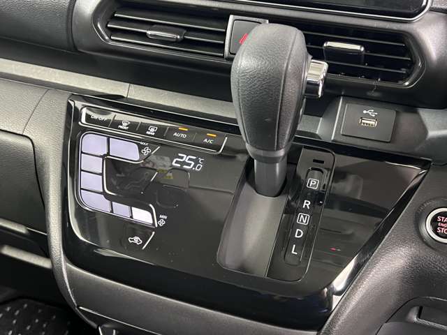 オートエアコンで快適な車内温度で過ごすことができます。