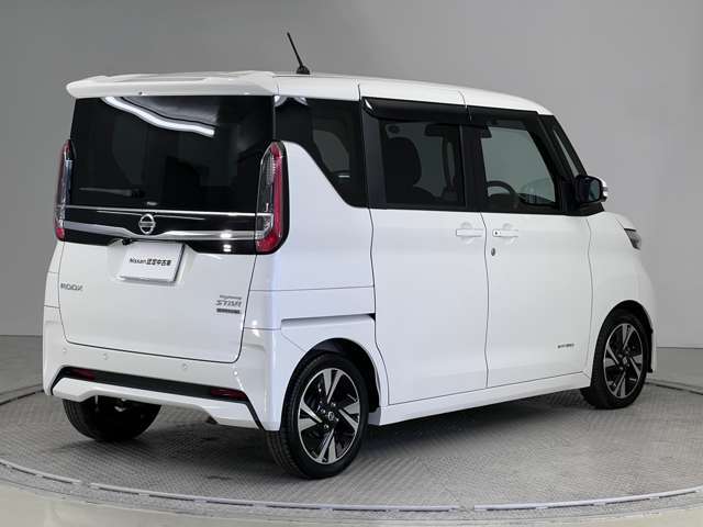 当社からご成約の中古車は前面撥水ウインドゥ施工して納車致します。独自コーティング技術と専用撥水ワイパーで高い撥水効果を持続します。処理した後は雨粒が水玉となってはじけ飛び、良好な視界を確保できます。