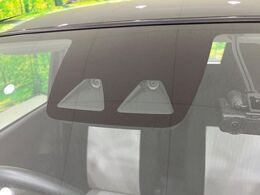 【スマートアシスト】走行中に前方の車両等を認識し、衝突しそうな時は警報とブレーキで衝突回避と被害軽減をアシスト。より安全にドライブをお楽しみいただけます。