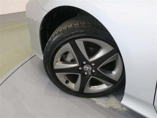 タイヤサイズは215/45R17です。