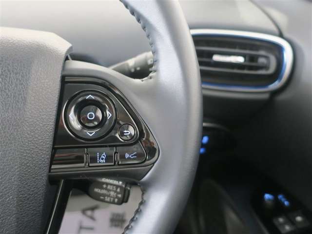 右側ステアリングスイッチ。ステアリングから手を放さずに行うことができ、運転に集中できます。