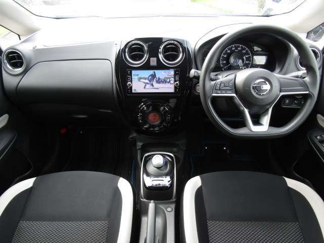 【内外装美車！ルームクリーニング】プロのクリーニングで綺麗。清潔に仕上げております。また弊社ではより良いコンディションのお車を仕入れしております。  　　　※メールやLINEでのお問合せも可能です！！。