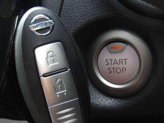 【スマートキーシステム！】鍵を持っているだけで、ボタン一つでドアを開閉でき、エンジンスタートもできます。インテリジェントキーとも言います。　　　※メールやLINEでのお問合せもOKです。