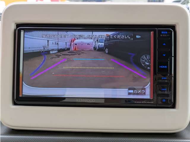 バックカメラ装備。駐車が苦手な方には欠かせません。