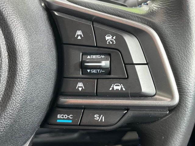 【全車速追従機能付クルーズコントロール】高速道路での長距離走行が楽に！！自動で速度を保つクルーズコントロールが、衝突軽減システムと連携し、前方の車両を感知して車間を保つように速度調節してくれます！！