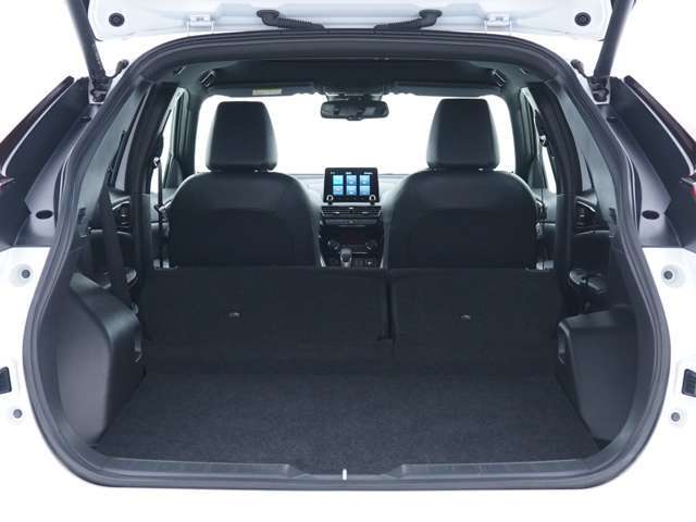 後席を全て折り畳むことで、ボディ後方を目一杯使った大容量の荷室を作り出すことが出来ます♪ご夫婦やご友人とのお出かけにもピッタリなお車となっております！