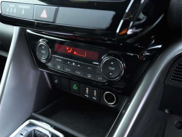 左右で別々の温度の送風が可能なエアコン操作部です！運転席の方と助手席の方で温風と冷風を同時に使用できます！