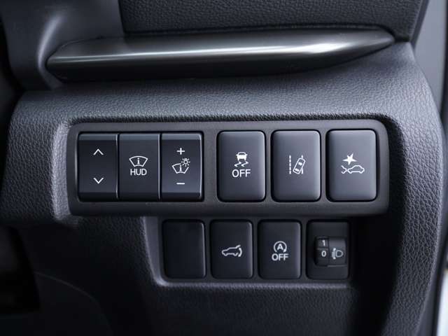 各種機能類のスイッチです！ヘッドアップディスプレイの角度や明るさの調整スイッチの他、横滑り防止装置やレーンキープアシスト等の運転支援機能のオン/オフスイッチもございます！