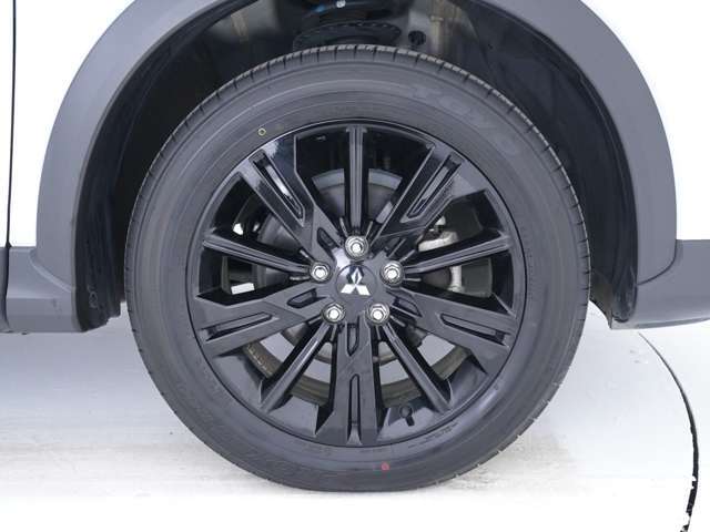 装着タイヤ★ブラックエディション専用純正アルミホイール＆夏タイヤ装着です★