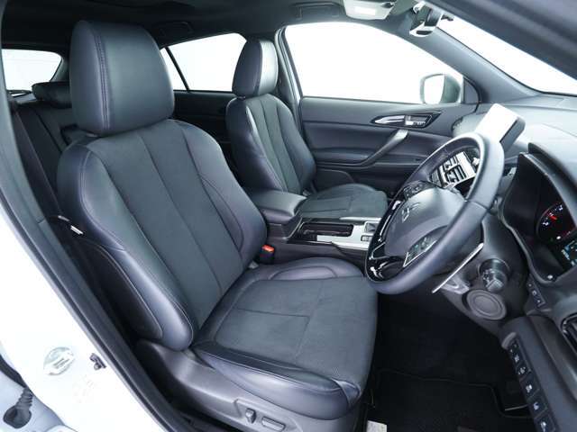 運転席です☆肌触りの良い座席シートや広めの空間が備わっております！急なカーブでもしっかりとお体を支えられるように座席シートの両側が立体的になっており、安定した姿勢で運転が可能♪