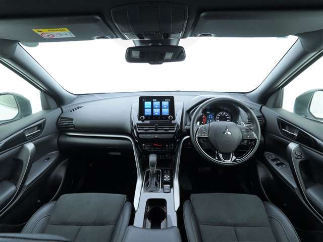 水平基調のインパネは航空機のコックピットのような雰囲気を持っております☆シルバーのアクセントやプレミアム感ある素材の配置の内装はスポーティな空間を実現！