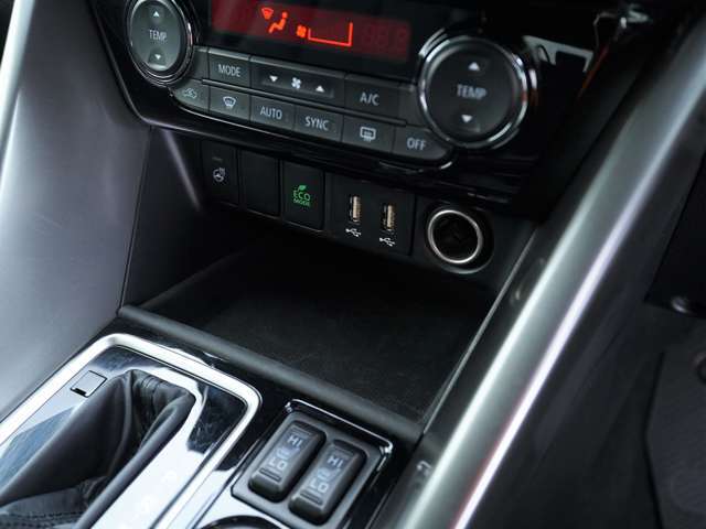 ナビのすぐ下にはステアリングヒーターのスイッチの他、小物置き場も搭載☆