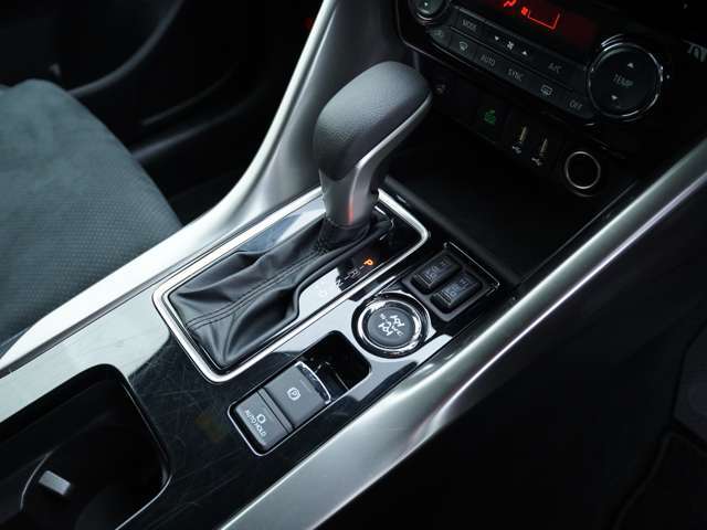 しっかりと握りこむことが出来るシフトレバーは操作に迷いにくいフロアシフトとなっております！