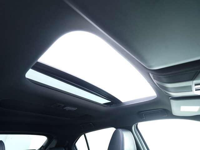 電動サンルーフ搭載！広々とした解放感や太陽光を取り込み明るい車内を演出することが出来ます☆もちろん閉じることも出来ますので、日差しの強いにも安心です♪