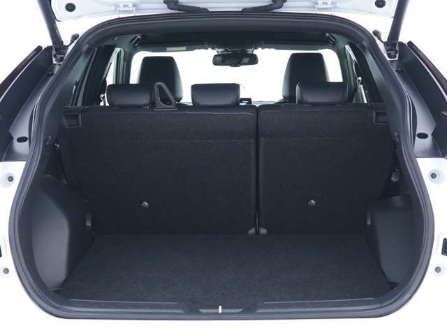 大きなバックドアはスーツケース等の大型のお荷物を積み込む際にも、ぶつけることなく入れることが出来ます☆