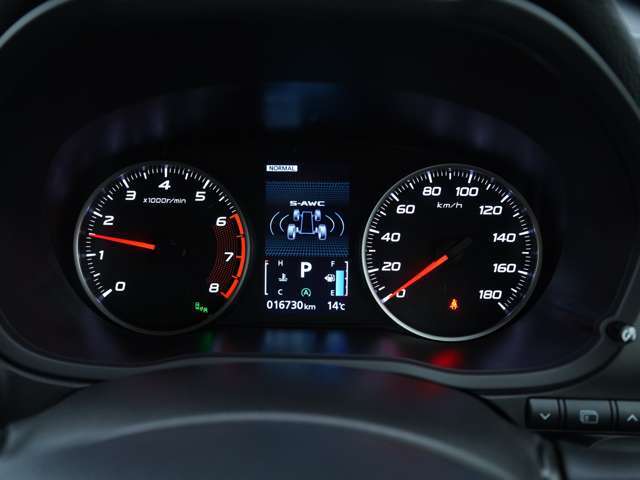 明るいスピードメーターは夜間でも見やすいです！中央のディスプレイにはお車の様々な情報がカラーで表示されます！