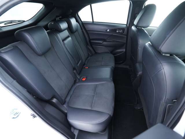 後席シートです☆厚みのある座席は綺麗な状態を維持しており、体重をかけて座っても程よい弾性で押し返してくれます！天井も高めになっておりますので、窮屈感も感じさせにくくなっております！