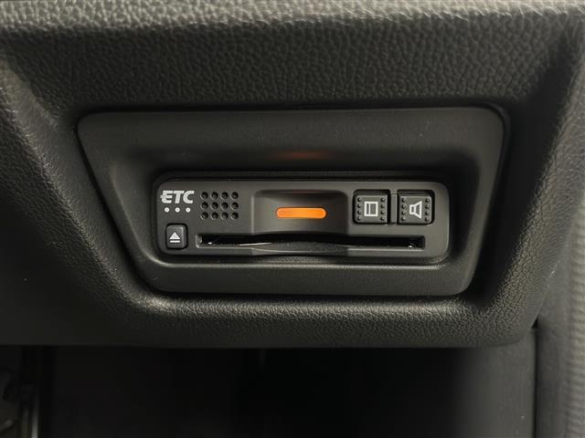 【ETC】有料道路を利用する際に料金所で停止することなく通過できる、ETC車載器（ノンストップ自動料金収受システム機器）が装備されています。セットアップを行うことで利用可能になります。